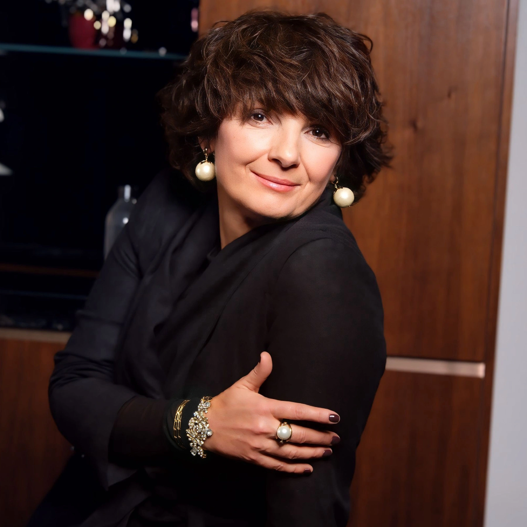 Złoocne kolczyki z zawieszką z dużą perłą bawełnianą. DOJRZAŁE PIĘKNO