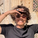 Pozłacany pierścionek z ornamentem z cyrkonii. WEEKEND W ASYŻU