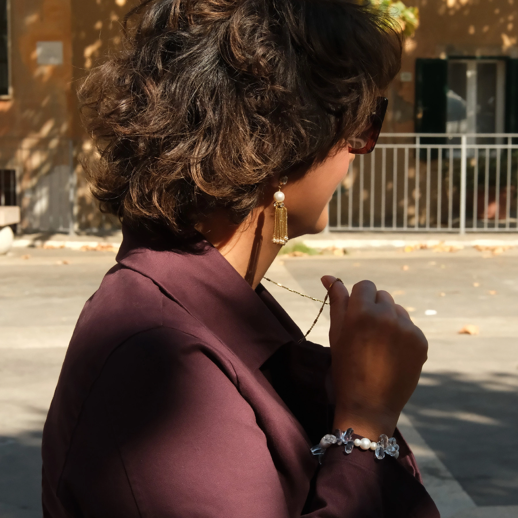 Długi złocony naszyjnik na łańcuszku z ogniw i cylindrów. ROXANNE