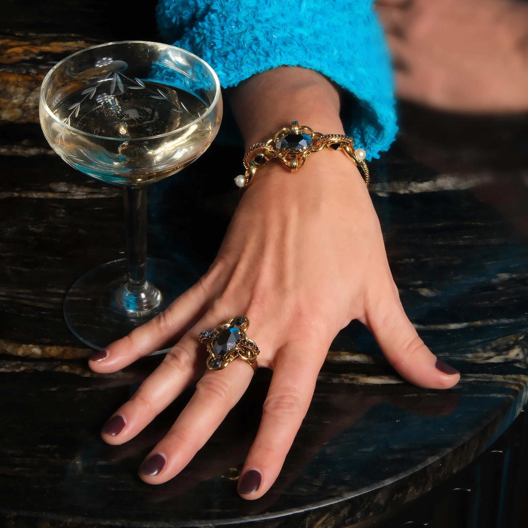 Złocony pierścionek z kryształami w kolorze montana. PARYSKIE NOCE