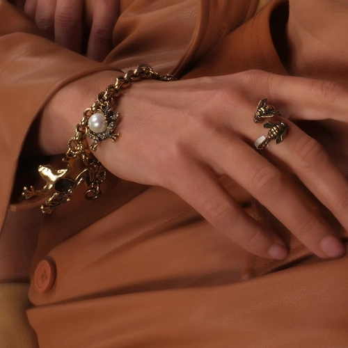 Pierścionek z motywem pszczół na otwartej obrączce. MIESIĄC MIODOWY