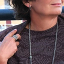 Małe srebrzone kolczyki w formie rogów z kryształkami. LAURINDA