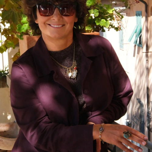 Złocony naszyjnik z zawieszką w formie herbu i kamieniami. STORIA DELLA FAMIGLIA