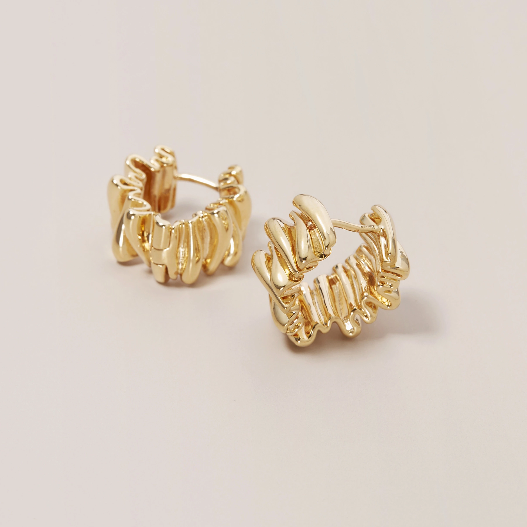 Kolczyki koła, o nieregularnej strukturze.ŚWIETNY NASTRÓJ