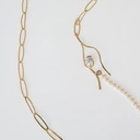 Pozłacany naszyjnik z pereł i łańcucha z ozdobną gałązką. W PÓŁ DROGI