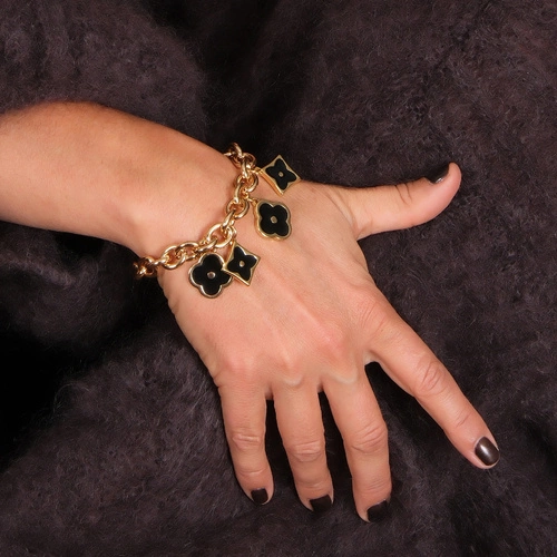 Złocona bransoletka z czarnymi kwiatkami na łańcuchu. LETNIA INSPIRACJA