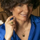 Regulowany pierścionek z zielonymi kryształkami. BOSO PO TRAWNIKU