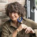 Pozłacane kolczyki serca z błękitnymi frędzelkami. MACALDA DI SCALETTA