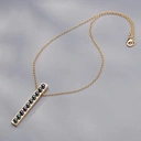 Naszyjnik z zawieszką z rzędem pereł w kolorze petrol. KOCHAM GRANAT