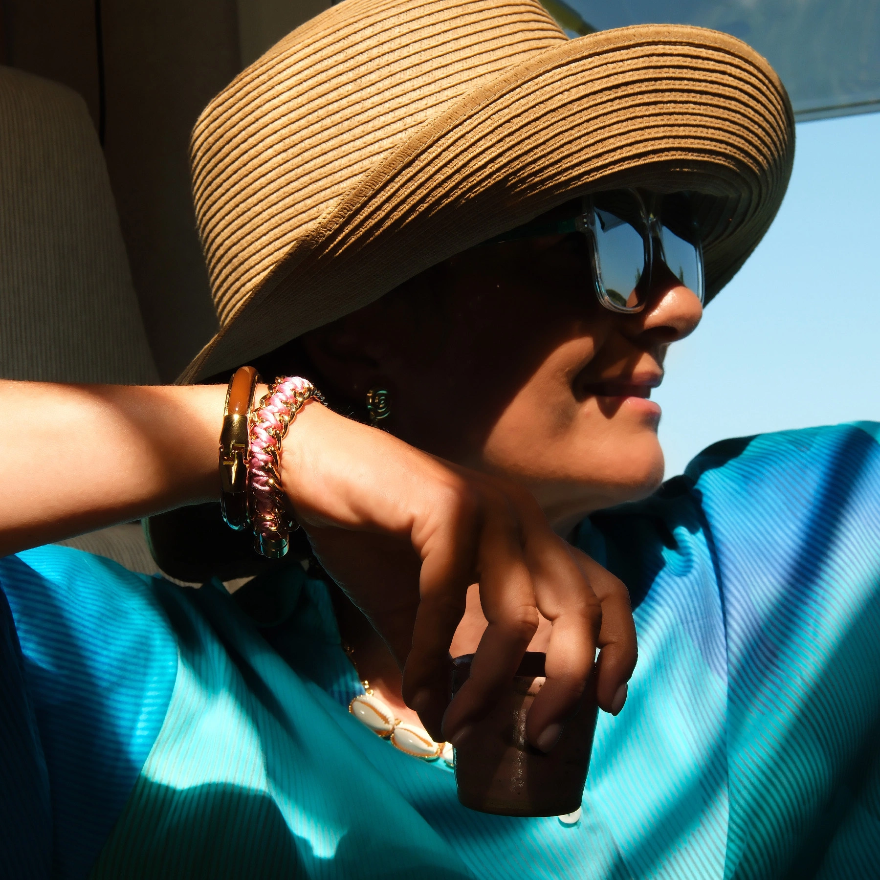 Złocona bransoleta z dekorem z akrylu w kolorze mokka. CAFE MOCCA