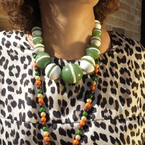 Krótki naszyjnik z zielono-białymi kulami z żywicy. KROK SALSY