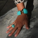 Otwarty pozłacany pierścień z błękitną emalią i cyrkoniami. CLARA