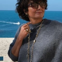 Złocony naszyjnik na łańcuchu z trzema dekorami i perłami. PODRÓŻ BEZ PLANU