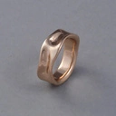 Wąski pozłacany pierścionek o tłoczonej powierzchni. ALEJA GWIAZD