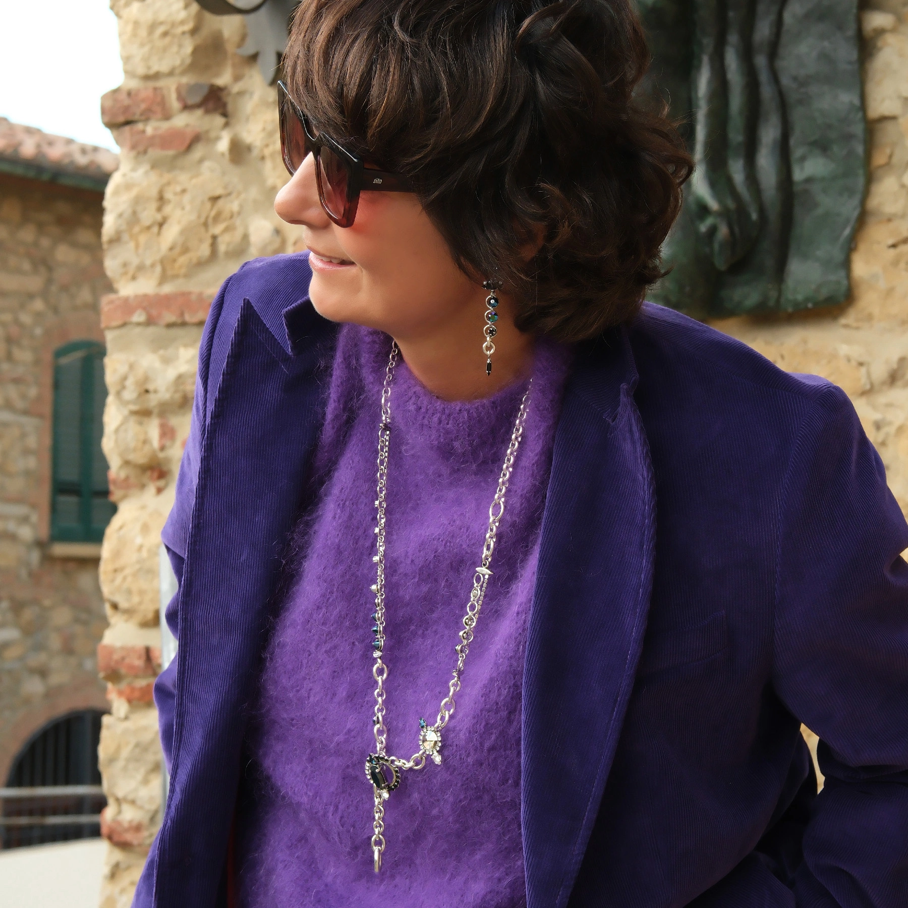 Srebrzony naszyjnik z białymi i niebieskimi kryształkami. CHARME Z CHARYZMĄ