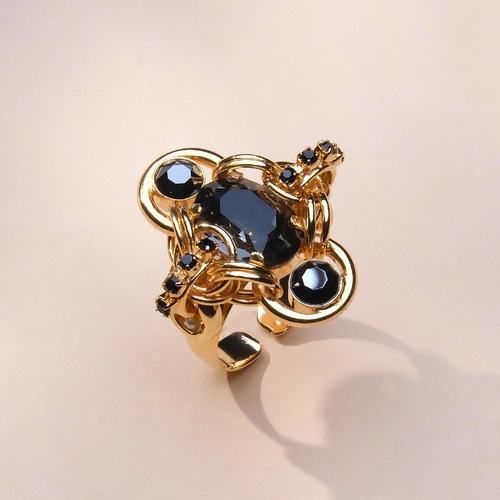 Złocony pierścionek z czarnymi kryształami i perełkami. OTUL MNIE