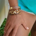 Sztywna złota bransoletka z paskiem z brązowej ekoskóry. BRĄZ DE CAFE