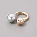 Pozłacany pierścionek z brązu ze srebrną perłą i kulką. VENTO D'ARGENTO