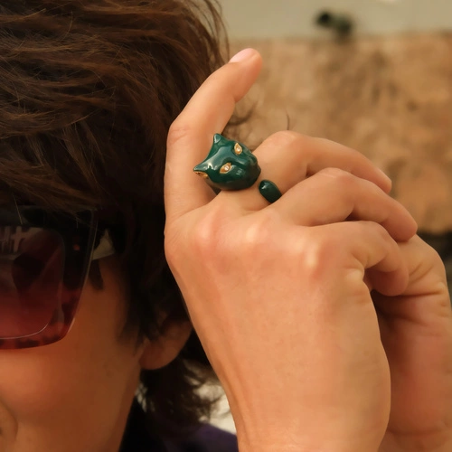 Złocony pierścionek z zieloną głową pantery z cyrkoniami. VALENTINA