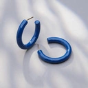 Pozłacane kolczyki koła emaliowane na granatowo. EMMA