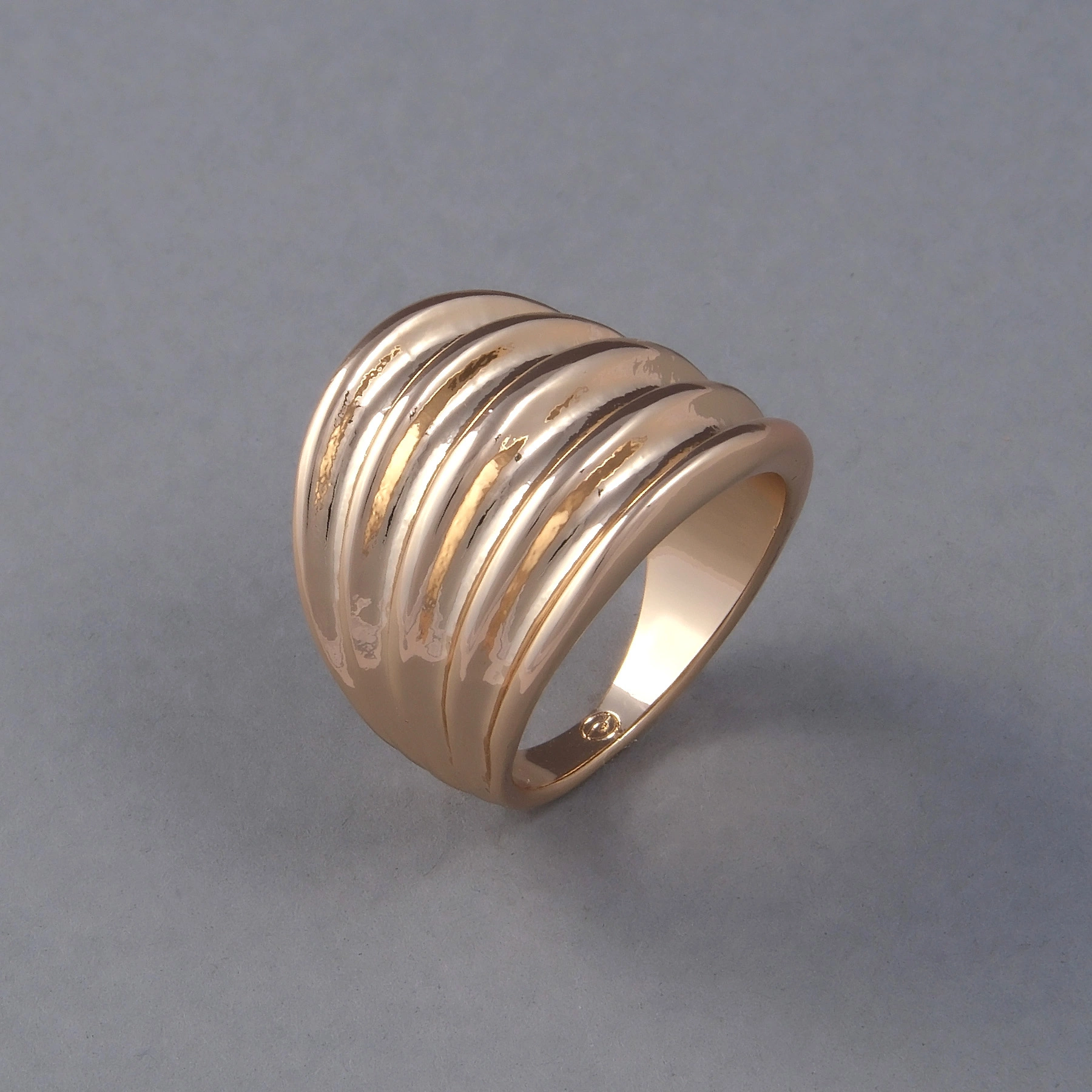 Szeroki pozłacany pierścionek z dziewięciu obrączek. FABRYKA SNÓW