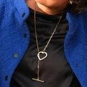 Krótki pozłacany naszyjnik z zapięciem na patyk i serce. RYSOWANE NA PIASKU