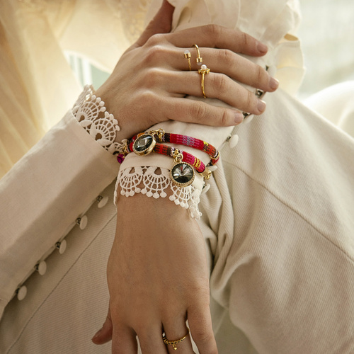 CON AGRADECIMIENTO. Un anillo delicado con bolas blancas.