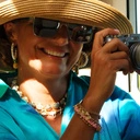 Pozłacane kolczyki z perłami i zawieszką w formie ananasa. SAMBA TROPICANA