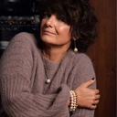 Pozłacane kolczyki z dwiema szklanymi perłami. MIŁOSNE GESTY