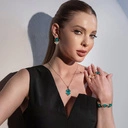 Otwarty złocony pierścionek z trójkątnym szmaragdem. SZMARAGD NADZIEI