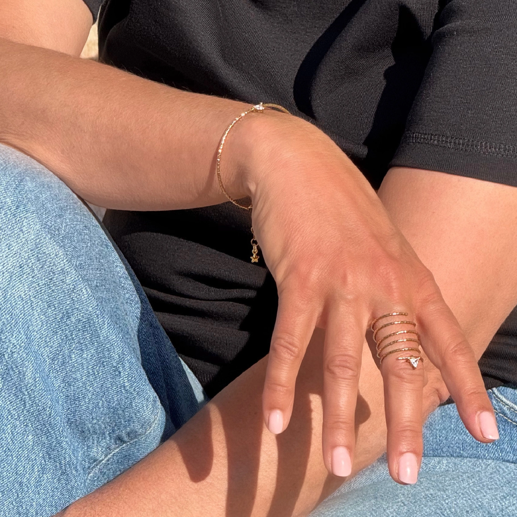 Pozłacana bransoletka z trójkątnym krysztakiem. ŚWIATŁO W ZENICIE