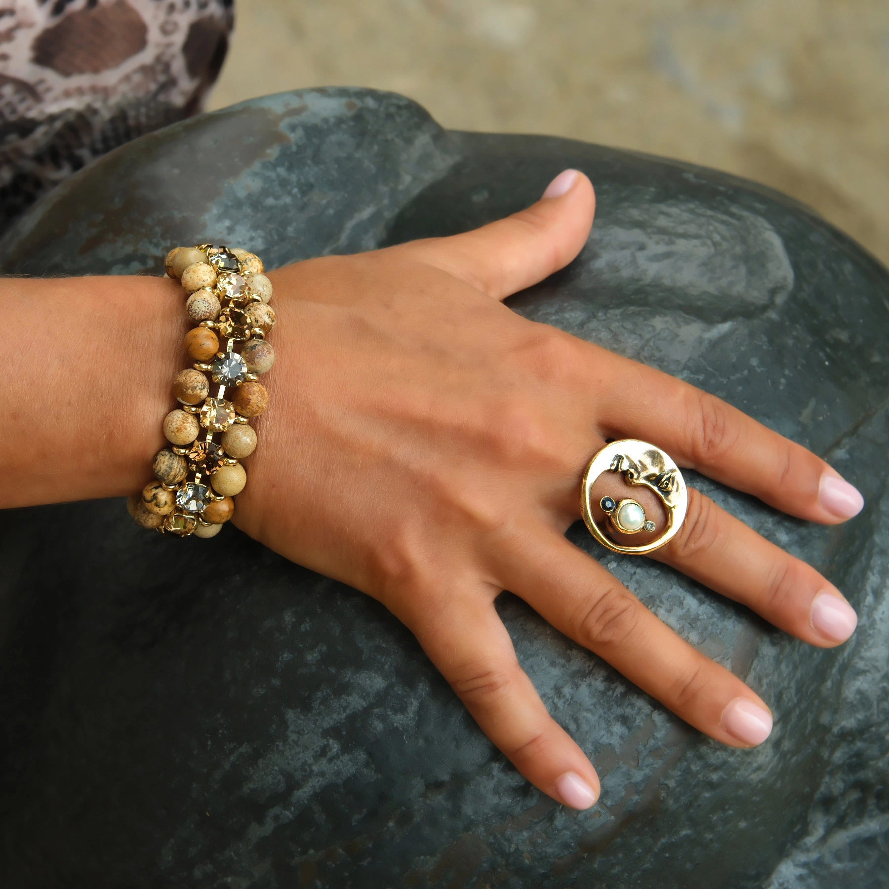 Pozłacany pierścionek z księżycem, perłą i kryształkiem. PERLA DI NOTTE