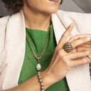 PERLA DE ALEGRÍA. Un colgante en una cadena con una perla.