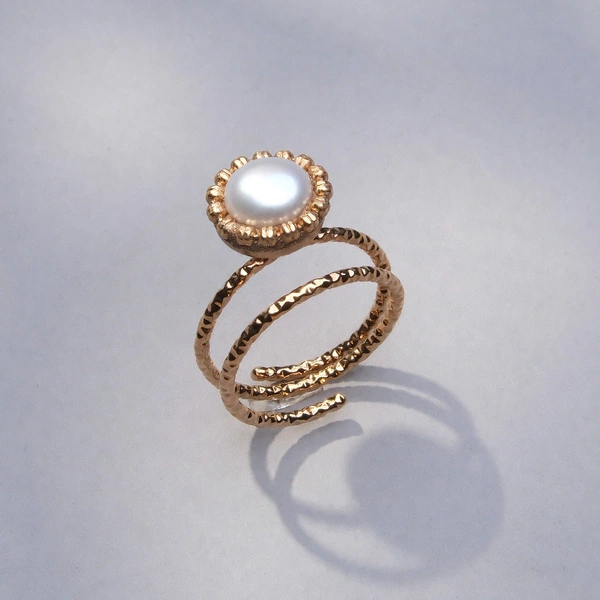 Pierścionek z perłą w oprawie z diamentowych łańcuszków. MGŁA NAD UMBRIĄ