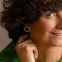 Drobne pozłacane kolczyki w kształcie zamkniętych kółek. PUELLA