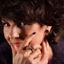 Złocony pierścionek z jadeitami, koralikami i kryształkami. TUTTI FRUTTI