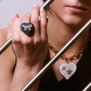 Złocony pierścień z czarnym sercem z motylem z cyrkonii. PO MOJEMU