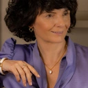 Sztywna, złota bransoletka ozdobiona białą skórką. KLASA W SOBIE