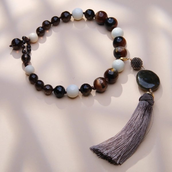 Naszyjnik z korali w brązie i bieli z labradorytem. ESPRESSO Z MLEKIEM