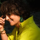 Kolczyki z zielonym kryształem i zawieszką w kształcie kropli. W KORONACH DRZEW