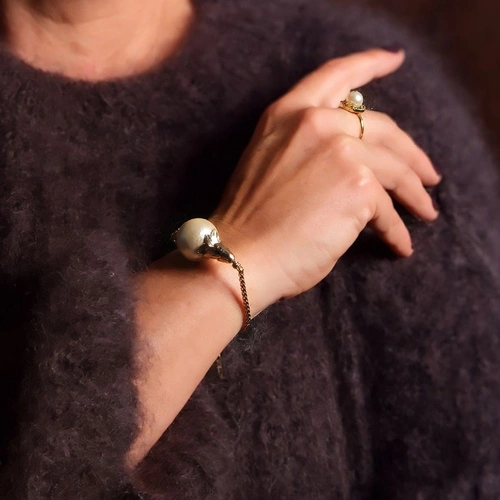 Złocona bransoletka z perłą bawłenianą w objęciu liści. PERŁA RIWIERY