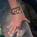 Sztywna złocona bransoletka zdobiona niebieskim akrylem. DROGA ŻYCIA