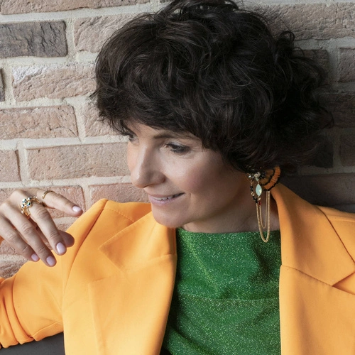 Kolczyki wiszące z piórami, łańcuszkami i kryształkami. PARYŹ ROZTAŃCZONY