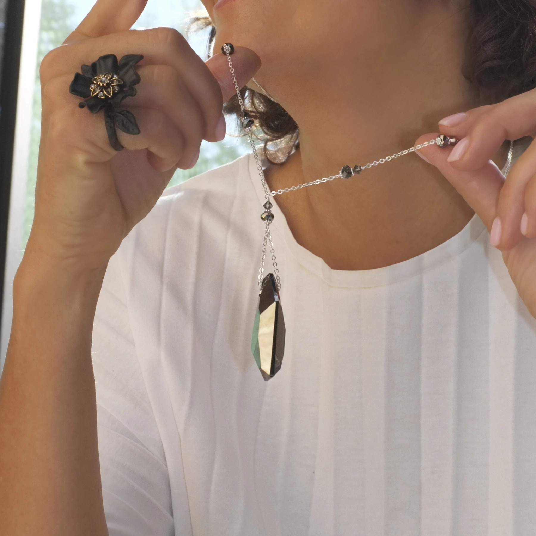 Srebrny naszyjnik z cienkiego łańcuszka z kryształkami. STYL KOPENHAGI