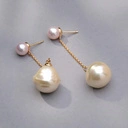 Pozłacane kolczyki z dwiema szklanymi perłami. MIŁOSNE GESTY