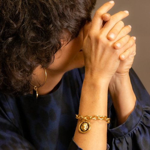 DIVERSIÓN DESDE LA MAÑANA.  Pendientes de aro grandes con corazones