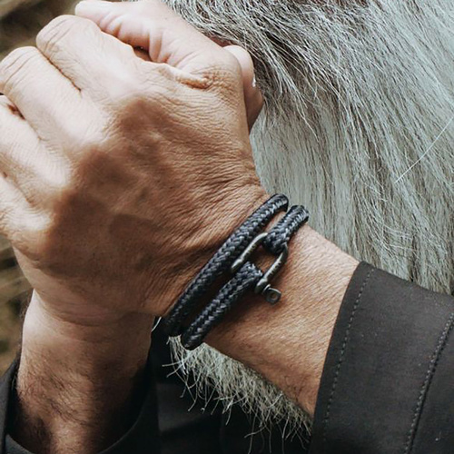 CABO VERDE. Pulsera azul oscuro con grillete