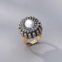 Złocony pierścionek z perłą, kryształkami i łańcuszkami. ŚWIT W UMBRII