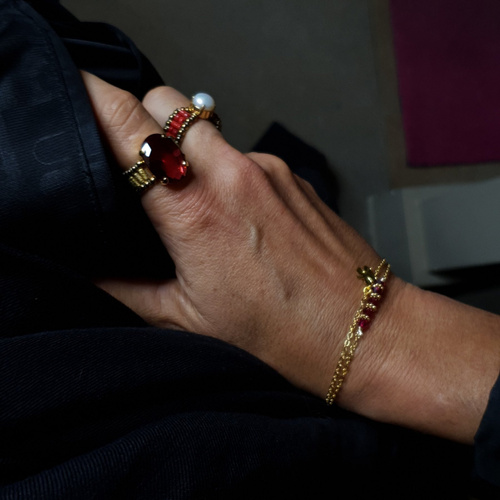 Wiosną soczyście. Pierścionek z oczkiem w bordowym kolorze