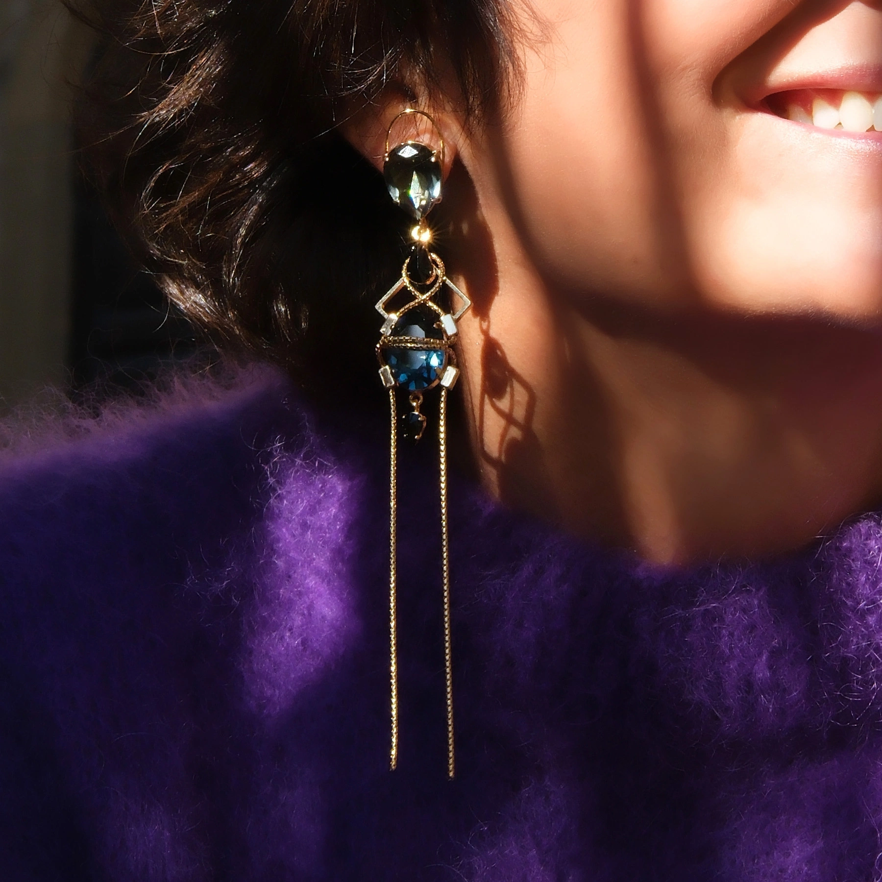 Złocone kolczyki z błękitnymi i oliwkowymi kryształkami. OLIWKA W OCEANIE